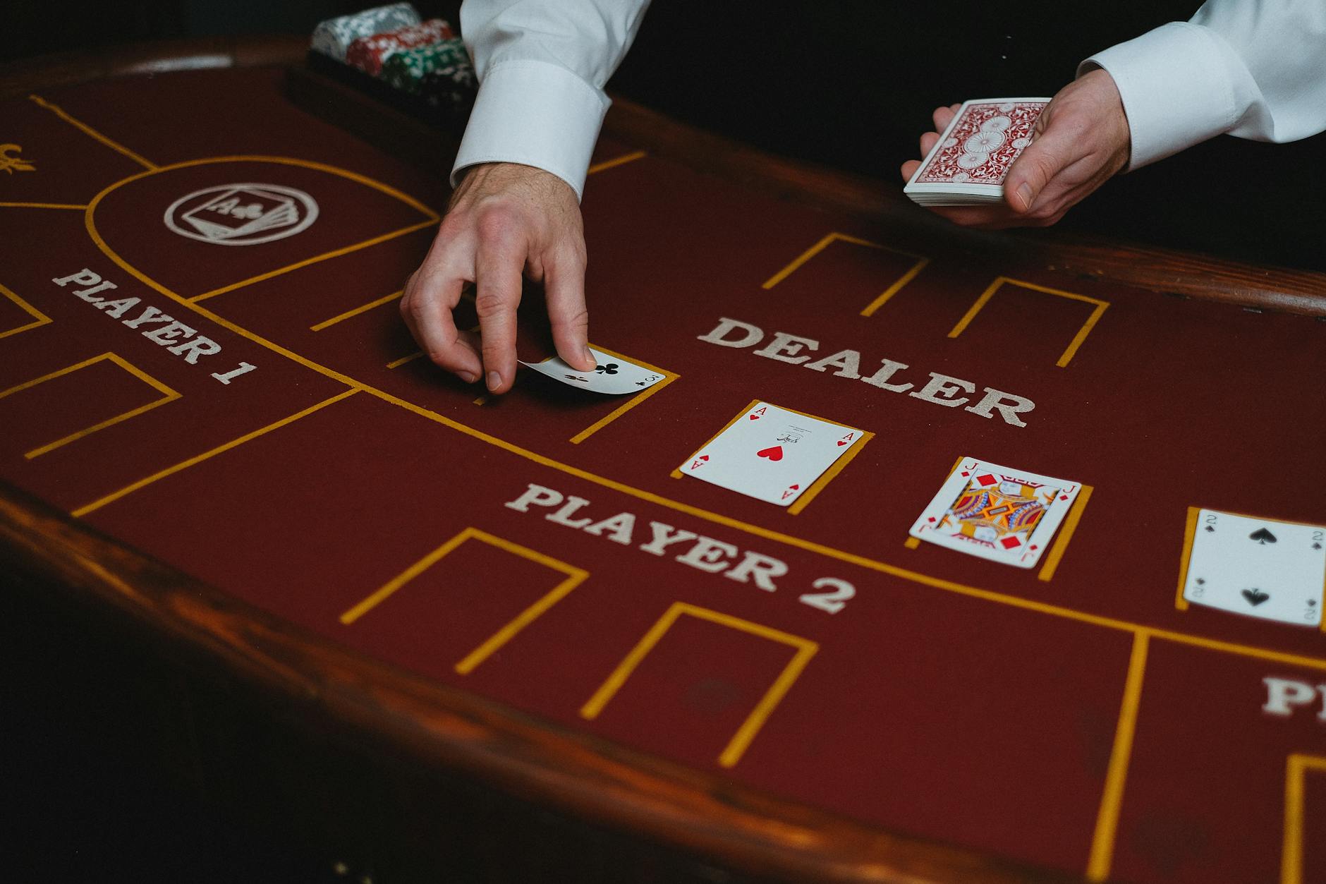 Bàn baccarat live minh bạch thường cho phép người chơi quan sát rõ quá trình chia bài.
