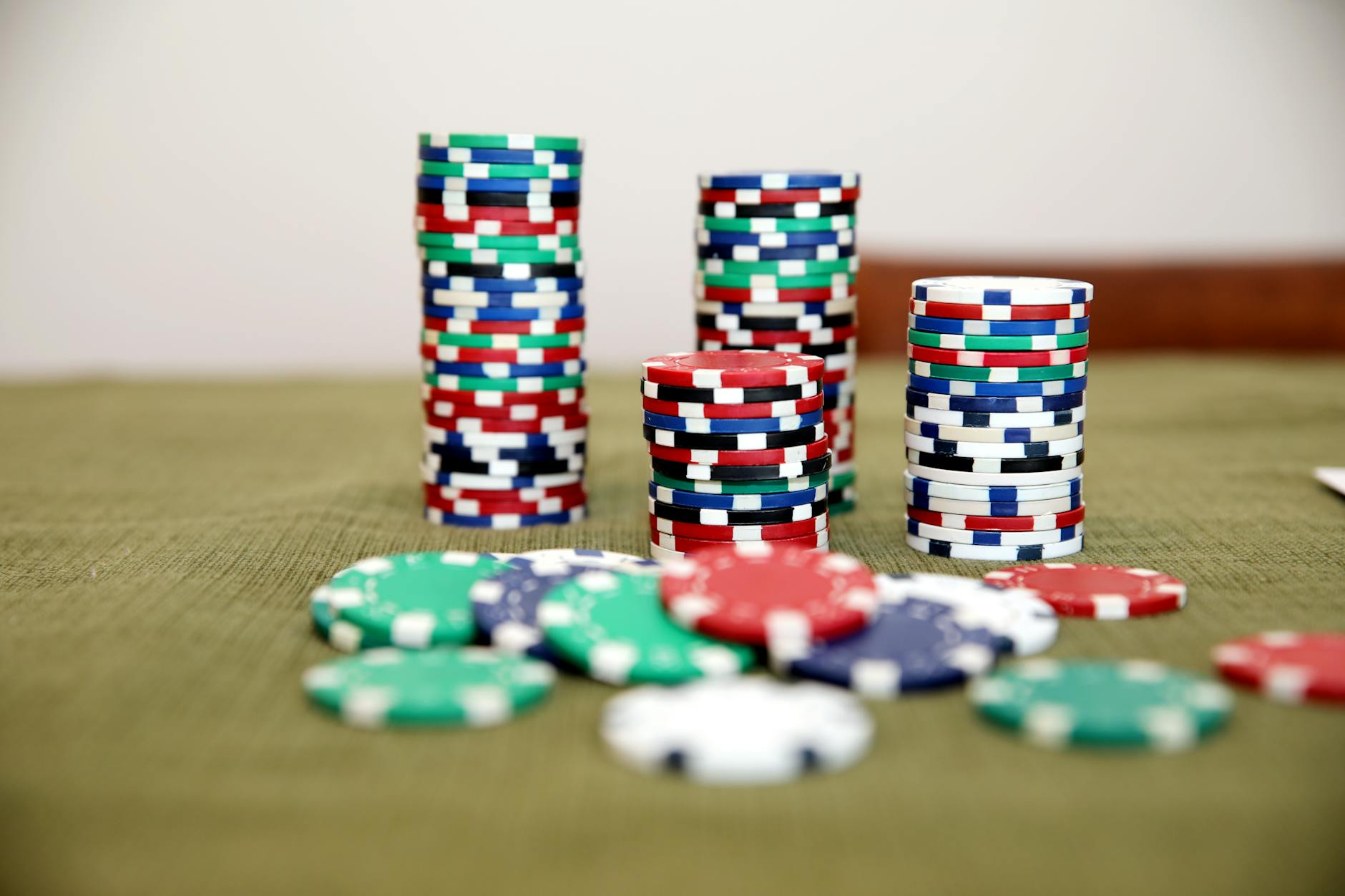 Chuỗi thắng thua trong baccarat có thể trông bất thường nhưng vẫn xảy ra tự nhiên theo xác suất.